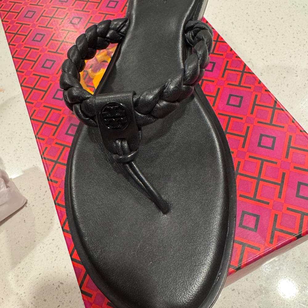 Tory Burch Braided Benton Thong
Size 10
Black
Lightly used